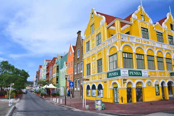 Coloridas casas frente al mar en Willemstad, Curazao. Centro UNESCO . —  Fotos de Stock