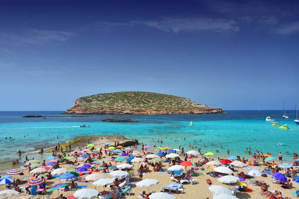 Tourists relax on Cala Comte on Ibiza. — Stock Photo, Image