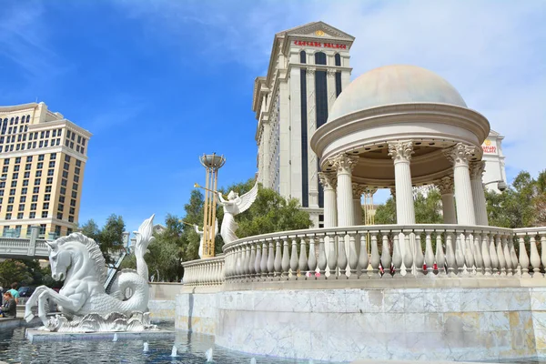 Fountain and Caesars Palace Hotel and Casino from the Strip — Stock Photo, Image