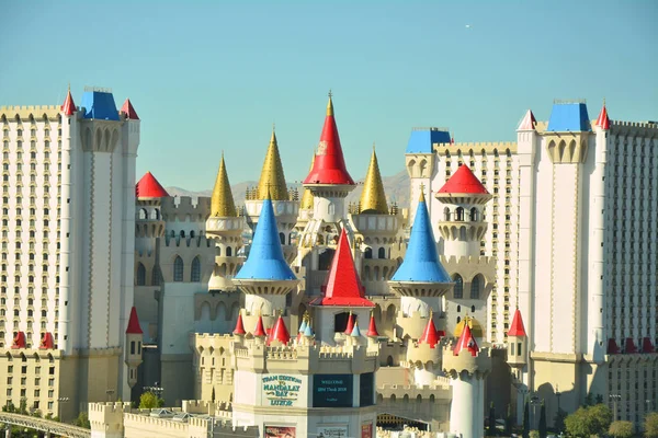 Las Vegas bulvarı üzerinde Excalibur Otel ve Casino kale kuleleri. — Stok fotoğraf