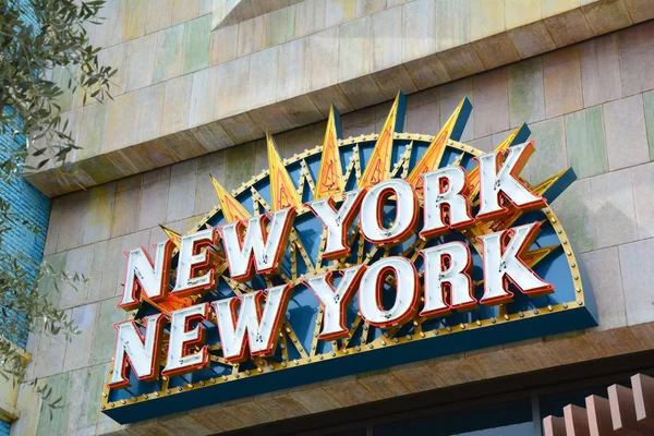 New York New York hotel neon di pintu masuk di the Strip . — Stok Foto