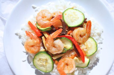 Sebze ve pirinç ile Karides