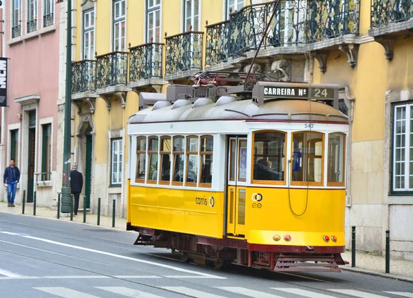 Żółty tramwaj kolejki linowej na ulicy Lizbony. — Zdjęcie stockowe