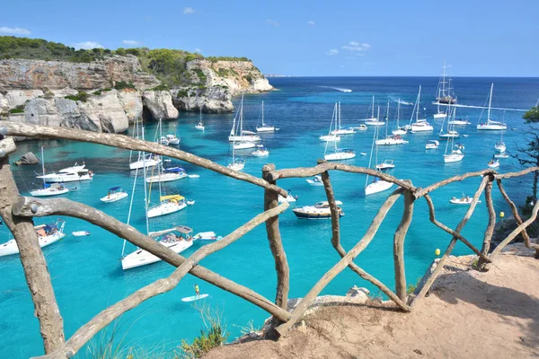 Eau turquoise dans la baie de Cala Macarella à Minorque . — Photo