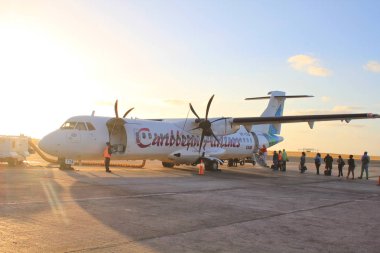 Caribbean Airlines uçağı Bidgetown havaalanında biniyor