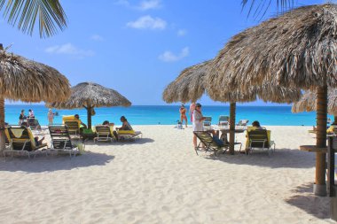 Aruba adasının güzel plajında Turistler. 