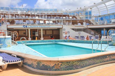 Crown Princess gemisinde yüzme havuzu ile üst güvertede görünümü. 