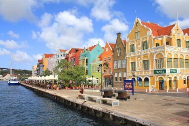 Curacao adasında Willemstad tarihi ilçe Punda renkli sahil binaları.