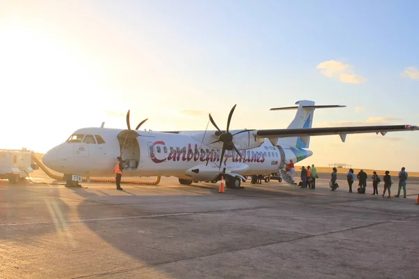 Посадка на самолет Caribbean Airlines в аэропорту Биджтауна — стоковое фото