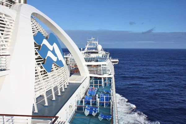 El barco Crown Princess zarpa hacia las islas del Caribe . — Foto de Stock