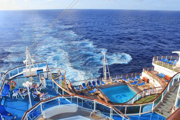 Туристы отдыхают на корабле Crown Princess, плывущем на Карибские острова . — стоковое фото