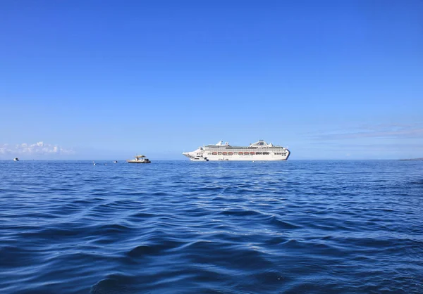 Dawn Princess, barco de Princes Cruises anclado en el mar por Lahaina, isla de Hawaii . — Foto de Stock