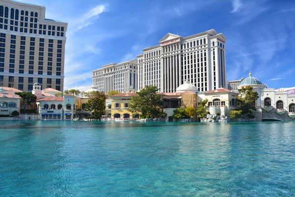 Bellagio Çeşmeleri - Bellagio Hotel & Casino ve Caesars Palace arka planda. — Stok fotoğraf