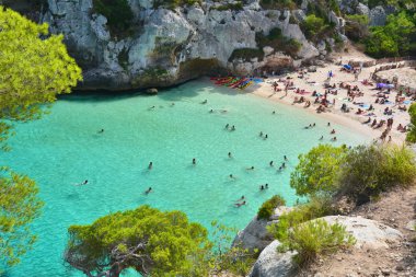 Menorca üzerinde defne Cala Macarelleta içinde turkuaz su ile güzel plaj