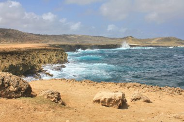 Aruba adasının kayalıklarına düşen su dalgaları.