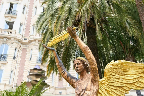Die Engelskulptur mit goldener Palme in Konserven — Stockfoto