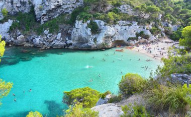 Menorca, İspanya üzerinde defne Cala Macarelleta turkuaz su ile güzel plaj.