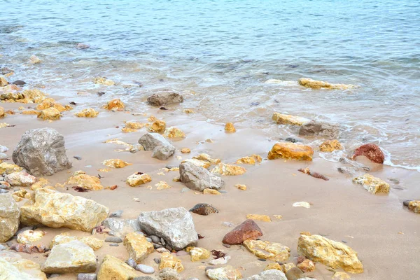Камни на пляже в Португалии — стоковое фото