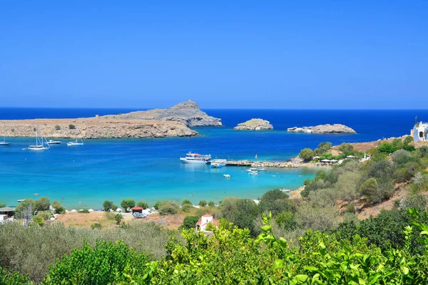 Vista al mar Mediterráneo por la ciudad de Lindos en la isla griega — Foto de Stock