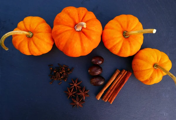 Siyah taş üzerinde kabak baharat.