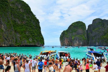 Maya Bay ünlü kalabalık güzel plaj, Phi Phi Leh