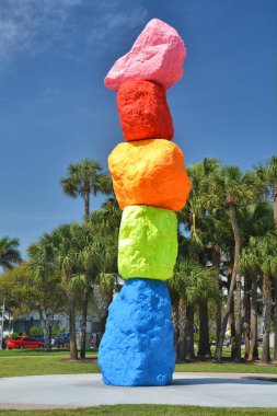 Miami Mountain, sanat Bass müzesi tarafından South Beach Collins Park'ta yüklü.