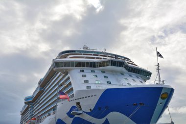  Royal Princess gemi Saint Thomas Charlotte Amalie limanında demirledi