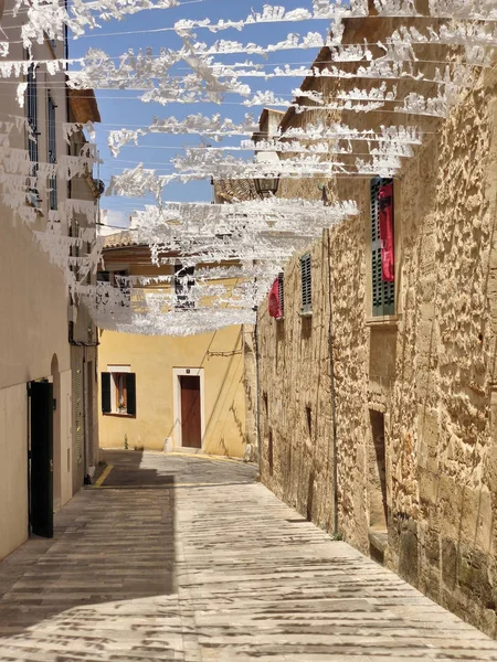 Úzká ulice ve starém městě Alcudia, Mallorca. — Stock fotografie