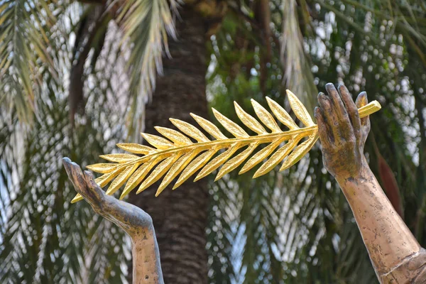 The sculpture with golden palm in Cannes — Stock Photo, Image