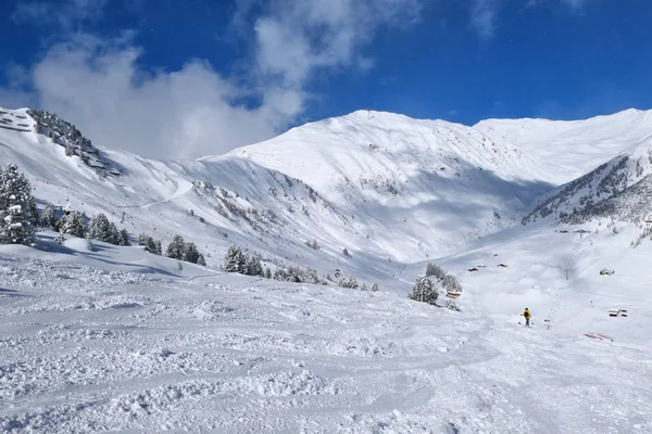 Téli hegyek és sípálya Zillertal Valley Tirolban. — Stock Fotó