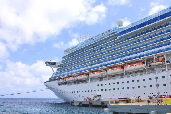 Navio Crown Princess atracado no porto de Willemstad pela ilha do Caribe de Curaçao . — Fotografia de Stock