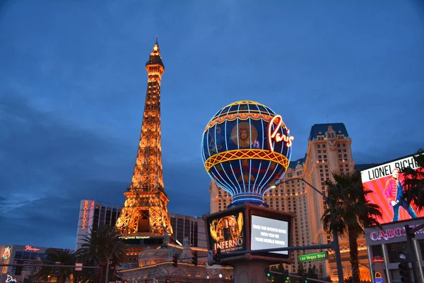 Paris Las Vegas Oteli ve Kumarhanesi gece lambaları dış görünüm. — Stok fotoğraf