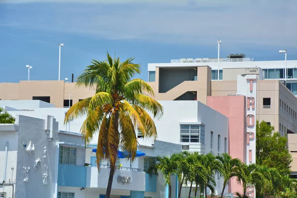 Art Deco style buildings architecture in Miami Beach. — Stock Photo, Image