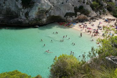 Menorca üzerinde defne Cala Macarelleta içinde turkuaz su ile güzel plaj