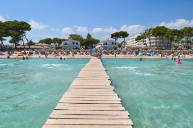 Mallorca 'daki Playa de Muro plajındaki ahşap iskele. 