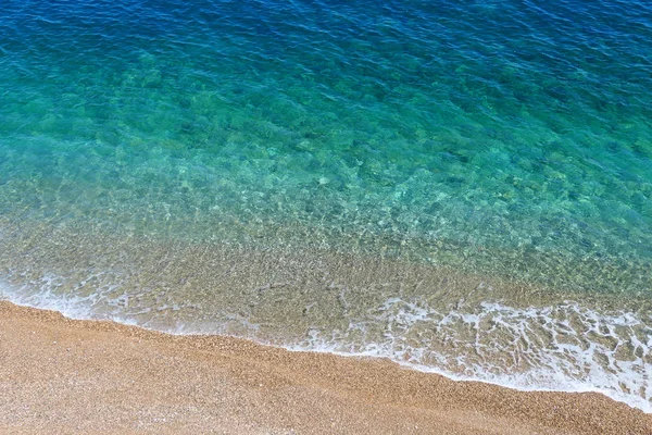 Бирюзовая вода средиземноморского морского пляжа в Монако . — стоковое фото