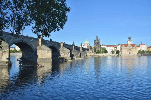 查尔斯桥和Vltava河景观 — 图库照片