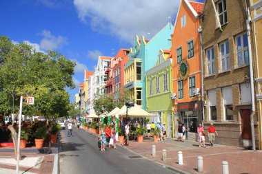 Curacao adasında Willemstad tarihi ilçe Punda renkli sahil binaları