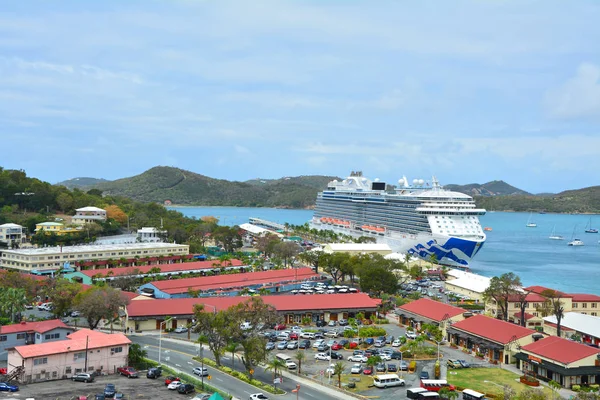 Loď Královské princezny kotvící v přístavu Charlotte Amalie. — Stock fotografie