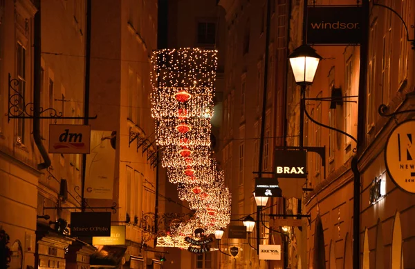 Weihnachtsbeleuchtung schmückt Straße in der Altstadt in salzburg — Stockfoto