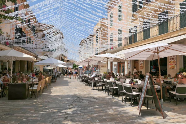 Estaurant tables on street in seaside Alcudia old town, Mallorca — Stock Photo, Image