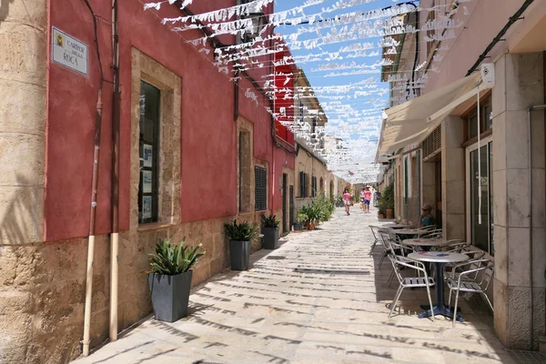 Úzká dlážděná ulička Carrer De La Roca ve starém městě Alcudia, Mallorca — Stock fotografie
