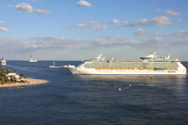 Libertà dei mari nave da crociera di lusso di Royal Caribbean naviga lontano da Port Everglades — Foto Stock