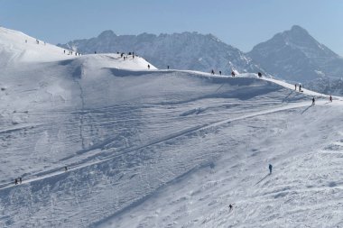 Polonya 'da, Tatra dağlarında Kasprowy Wierch' de kayak pisti..