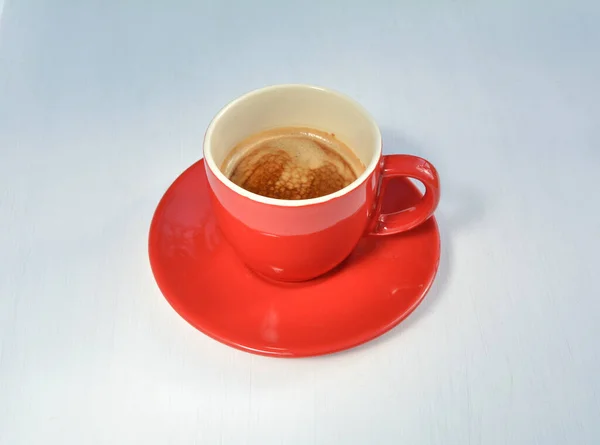 Café Expreso Negro Aromático Fresco Una Taza Roja —  Fotos de Stock