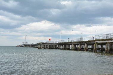  Sopot 'taki ahşap iskele' molo 'Polonya' daki Baltık Denizi kıyısında.