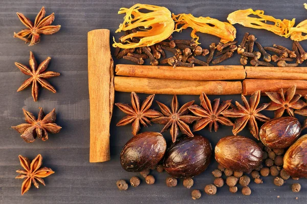Aromatic Christmas Spices Star Anise Cloves Cinnamon Sticks Nutmeg — Stock Photo, Image