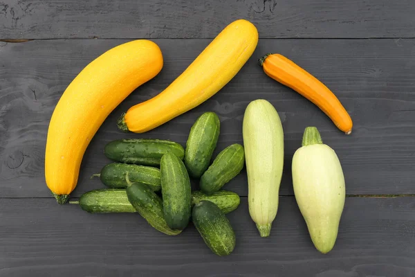 Gul Och Vit Zucchini Squash Och Gröna Gurkor Svart Trä — Stockfoto