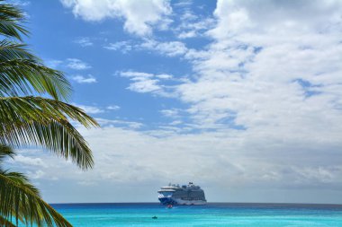 ELEUTHERA, BAHAMAS - 21 Mart 2017: Prenses Kays 'den denize demir atmış Kraliyet Prenses Gemisi' ne bakın. Kraliyet Prensesi, Prenses Cruises tarafından işletiliyor ve 3600 yolcu kapasitesine sahip.