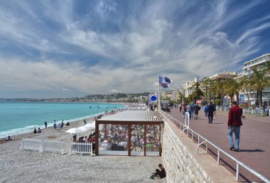 Nice, FRANCE - 28 Nisan 2019: The beach and Promenade des Anglais in Mediterranean, Nice in Provence. Fransız Rivierası.